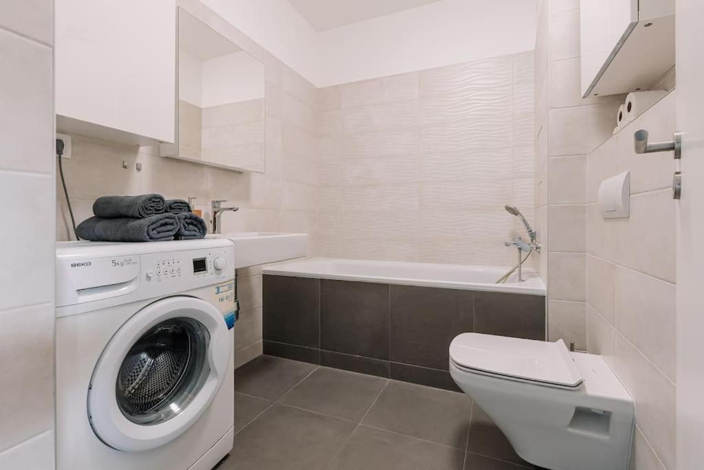 Stylish Apartment Retreat 브라티슬라바 외부 사진